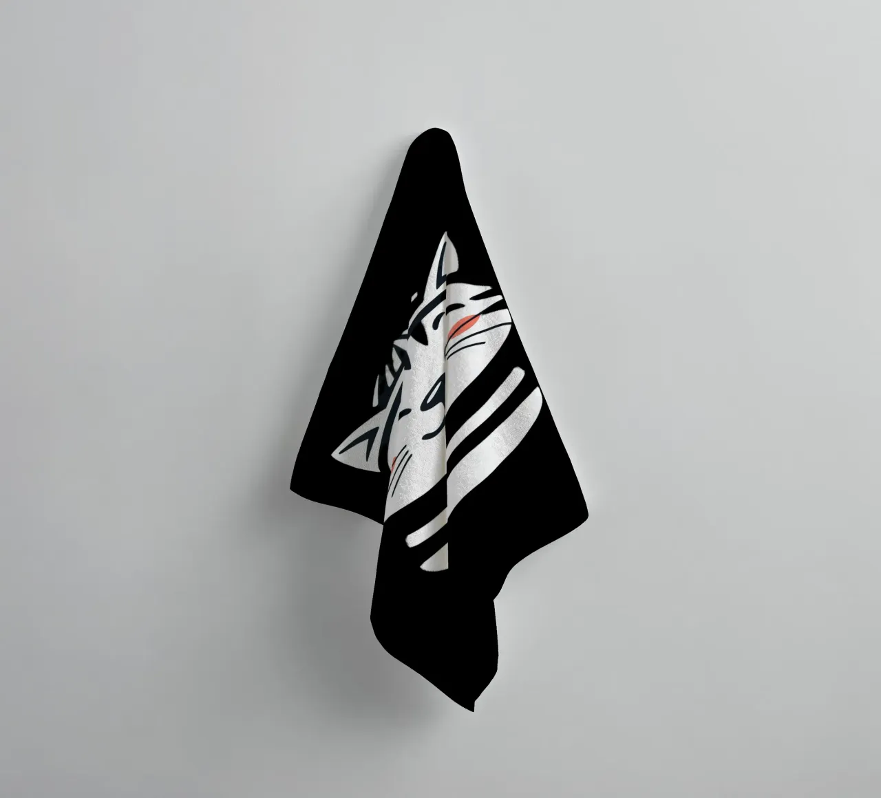 Un allegro gatto sorridente dei cartoni animati con una camicia a righe asciugamano da bagno da DesignDoodle