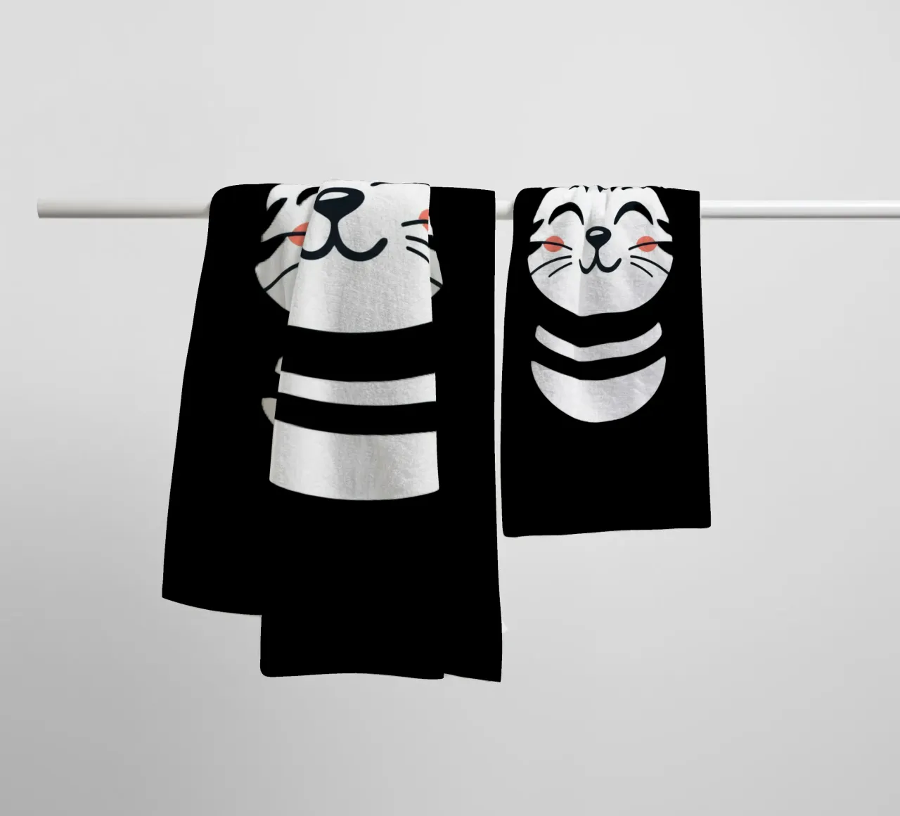 Un allegro gatto sorridente dei cartoni animati con una camicia a righe asciugamano da bagno da DesignDoodle