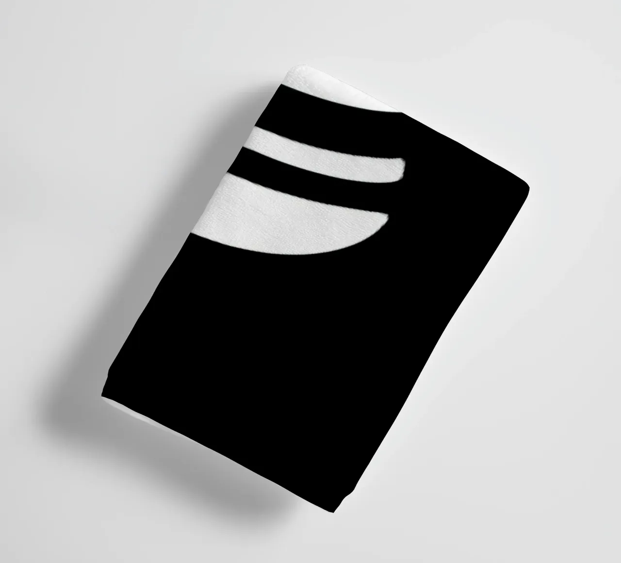 Un allegro gatto sorridente dei cartoni animati con una camicia a righe asciugamano da bagno da DesignDoodle