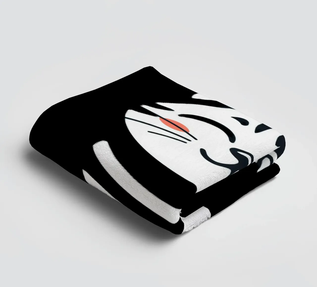 Un allegro gatto sorridente dei cartoni animati con una camicia a righe asciugamano da bagno da DesignDoodle