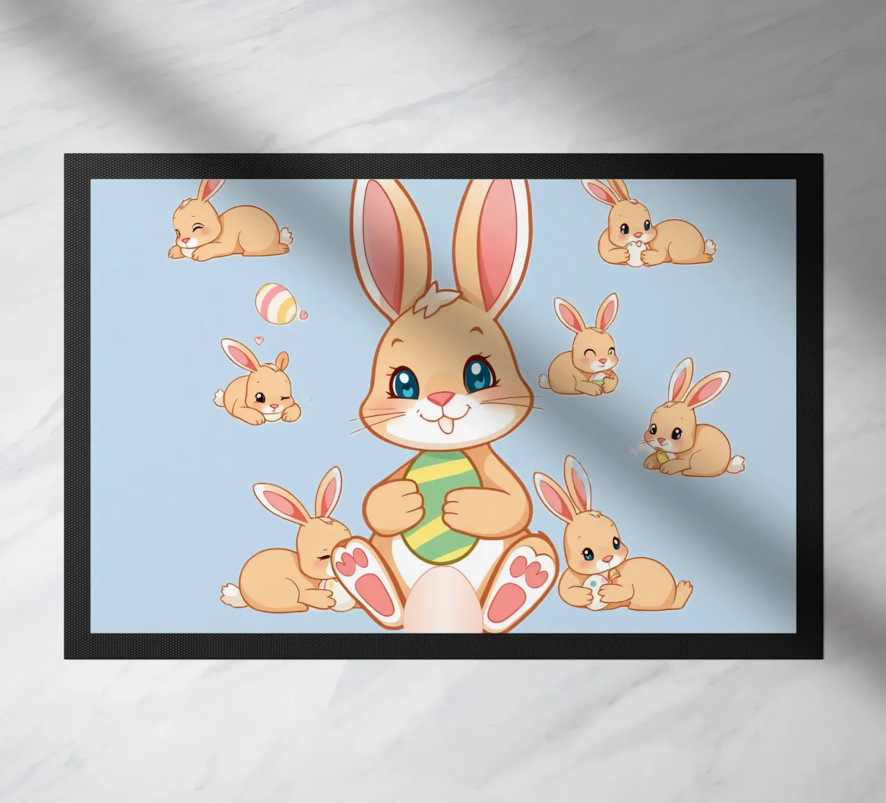 simpatico coniglio cartone animato che tiene l'uovo di Pasqua coniglietti giocosi zerbino da DesignDoodle