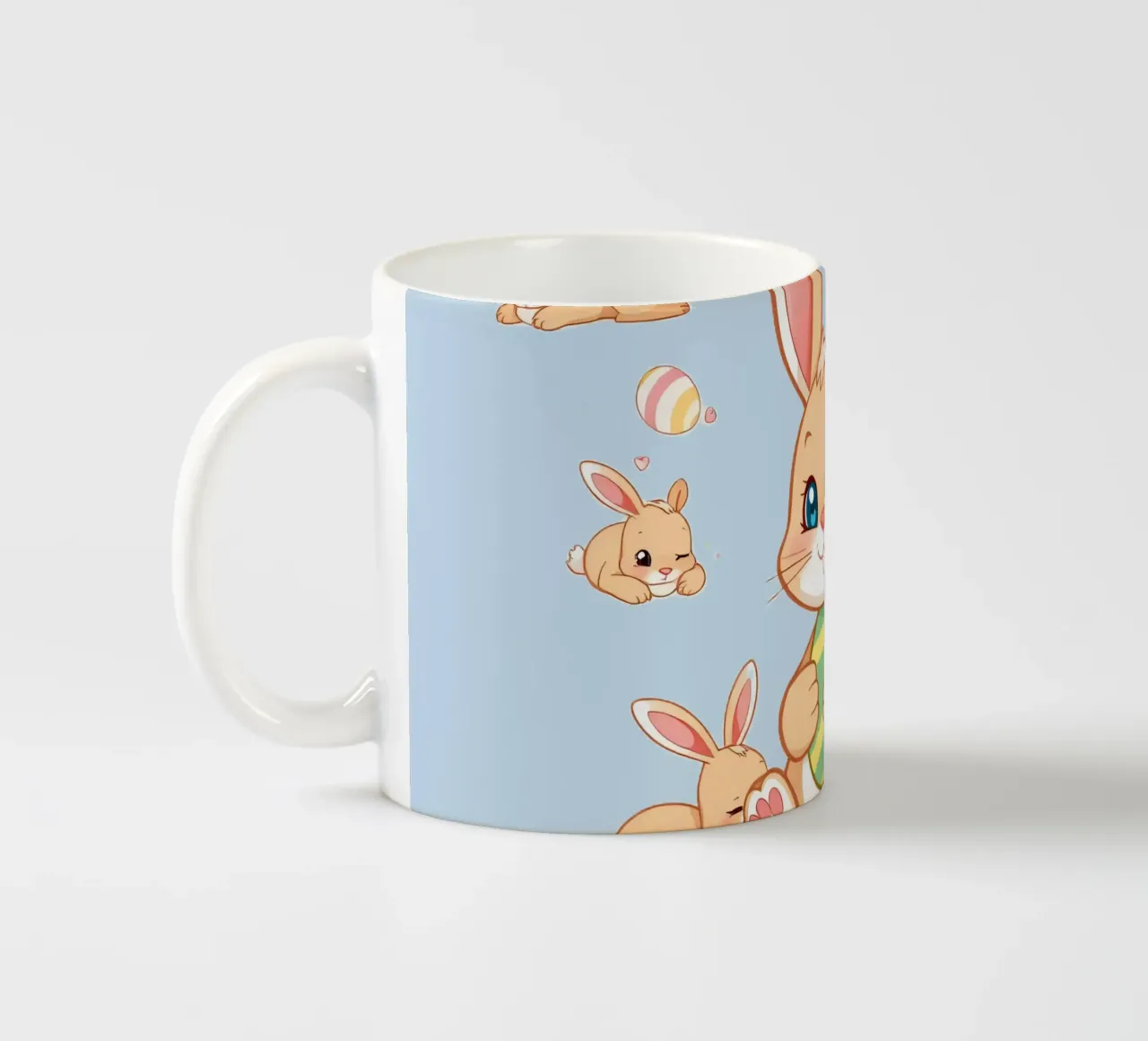 simpatico coniglio cartone animato che tiene l'uovo di Pasqua coniglietti giocosi tazza in ceramica da DesignDoodle