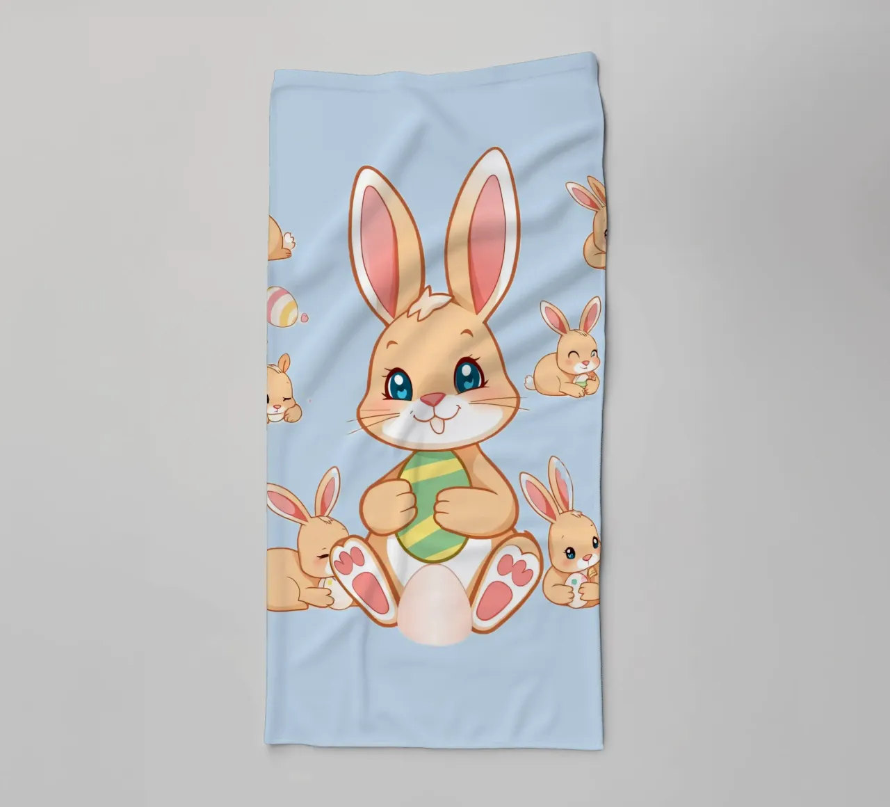 lapin de dessin animé tenant un oeuf de Pâques, bébé lapin enjoué serviette de bain de DesignDoodle