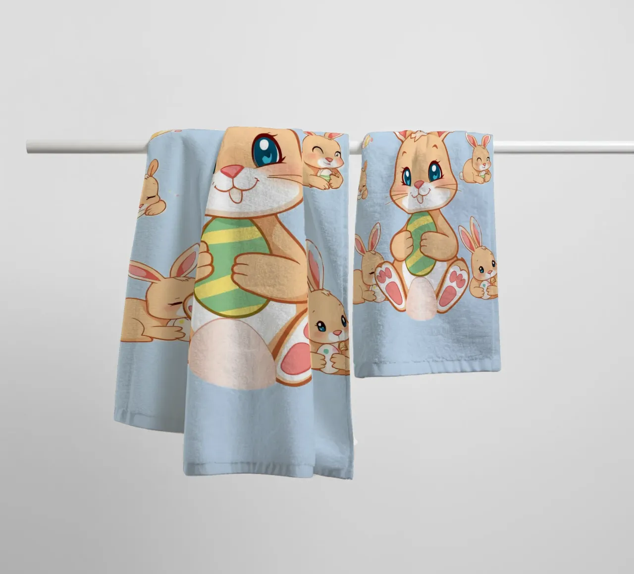 lapin de dessin animé tenant un oeuf de Pâques, bébé lapin enjoué serviette de bain de DesignDoodle