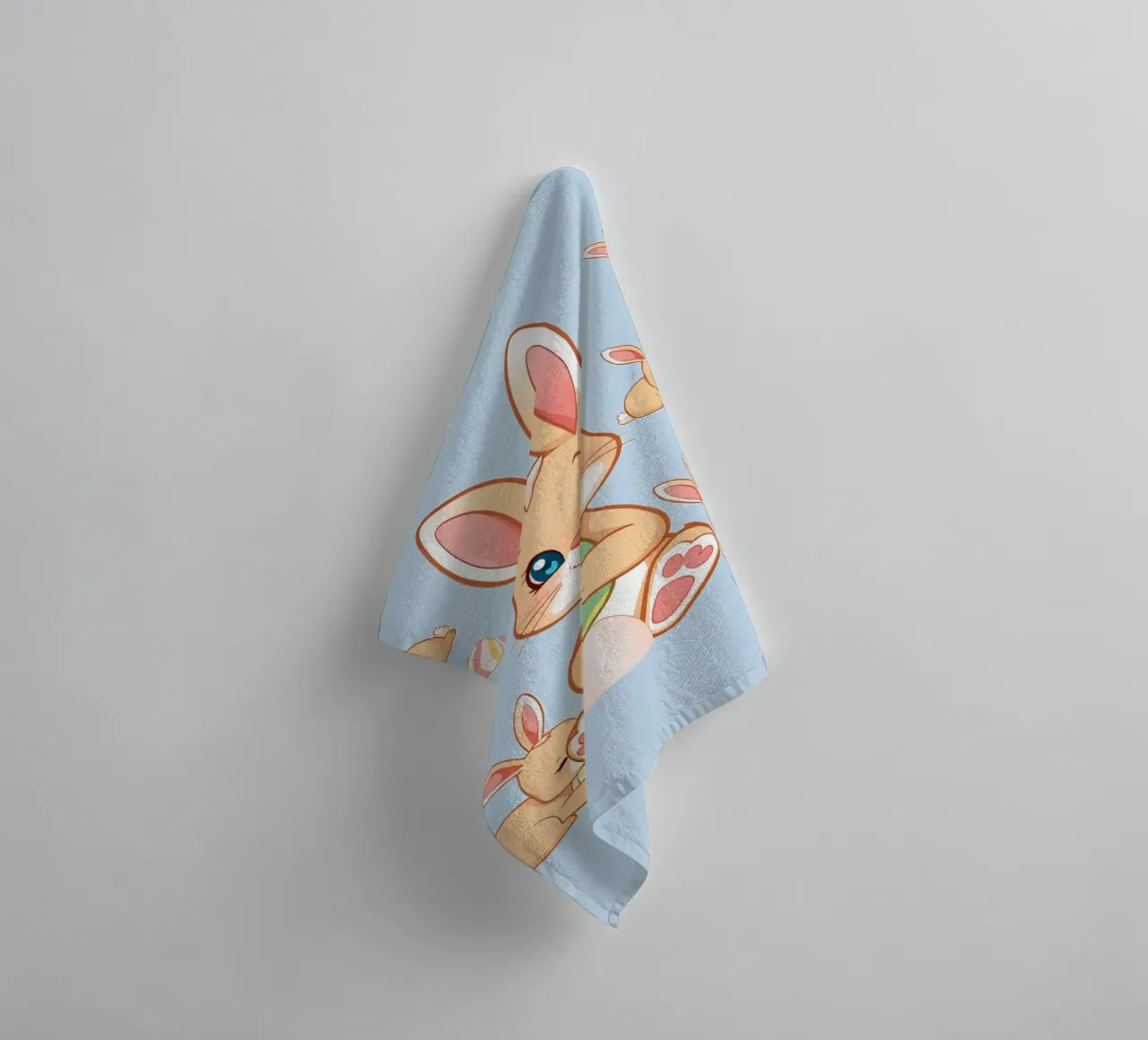 lapin de dessin animé tenant un oeuf de Pâques, bébé lapin enjoué serviette de bain de DesignDoodle