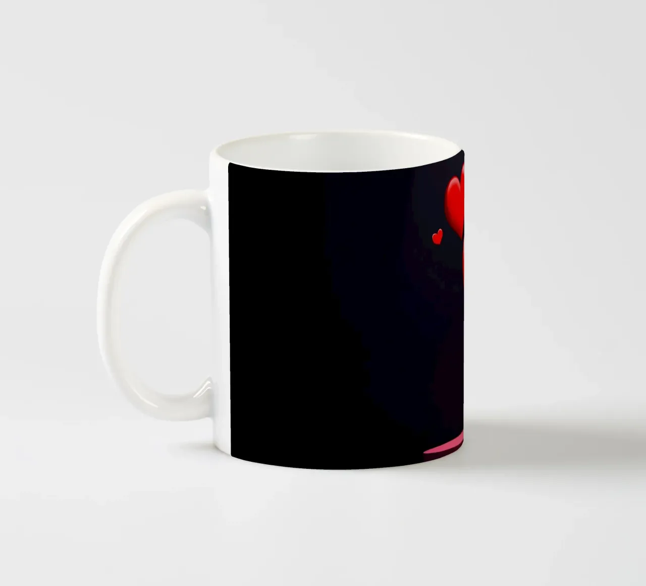 Cuori rossi che fluttuano sopra una piattaforma circolare tazza in ceramica da DesignDoodle