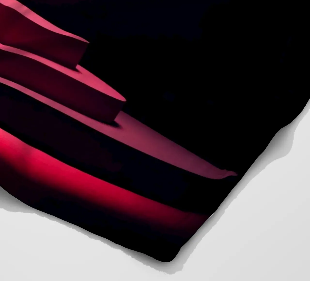 Cuori rossi che fluttuano sopra una piattaforma circolare coperta in pile da DesignDoodle