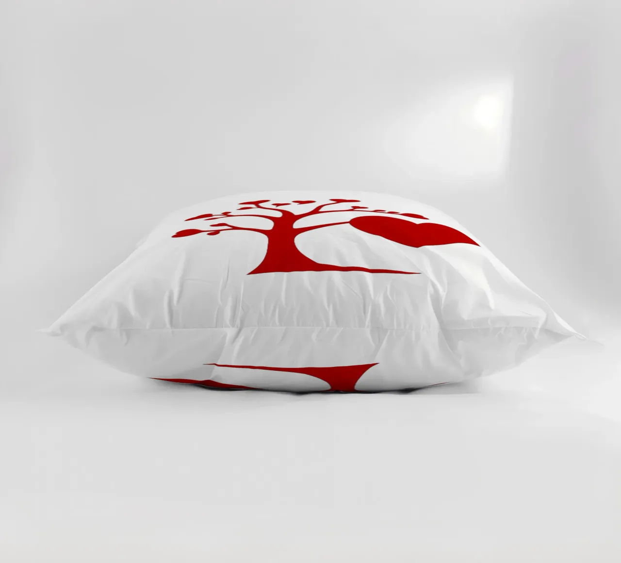 Un albero rosso vibrante, ornato di cuori, simboleggia l'amore. cuscino da DesignDoodle