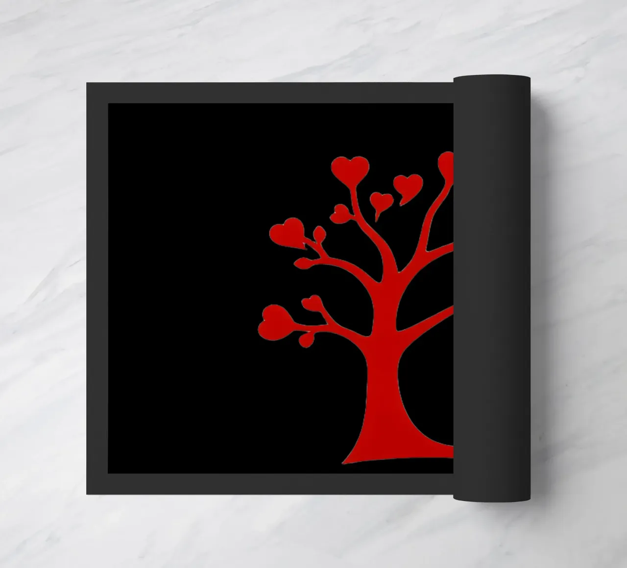 Un albero rosso vibrante, ornato di cuori, simboleggia l'amore. zerbino da DesignDoodle