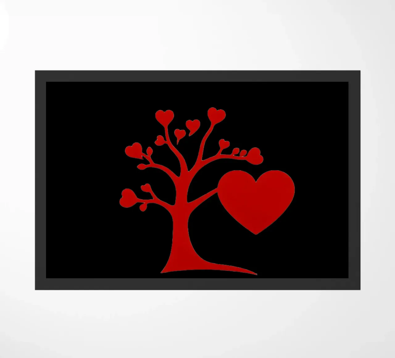Un albero rosso vibrante, ornato di cuori, simboleggia l'amore. zerbino da DesignDoodle