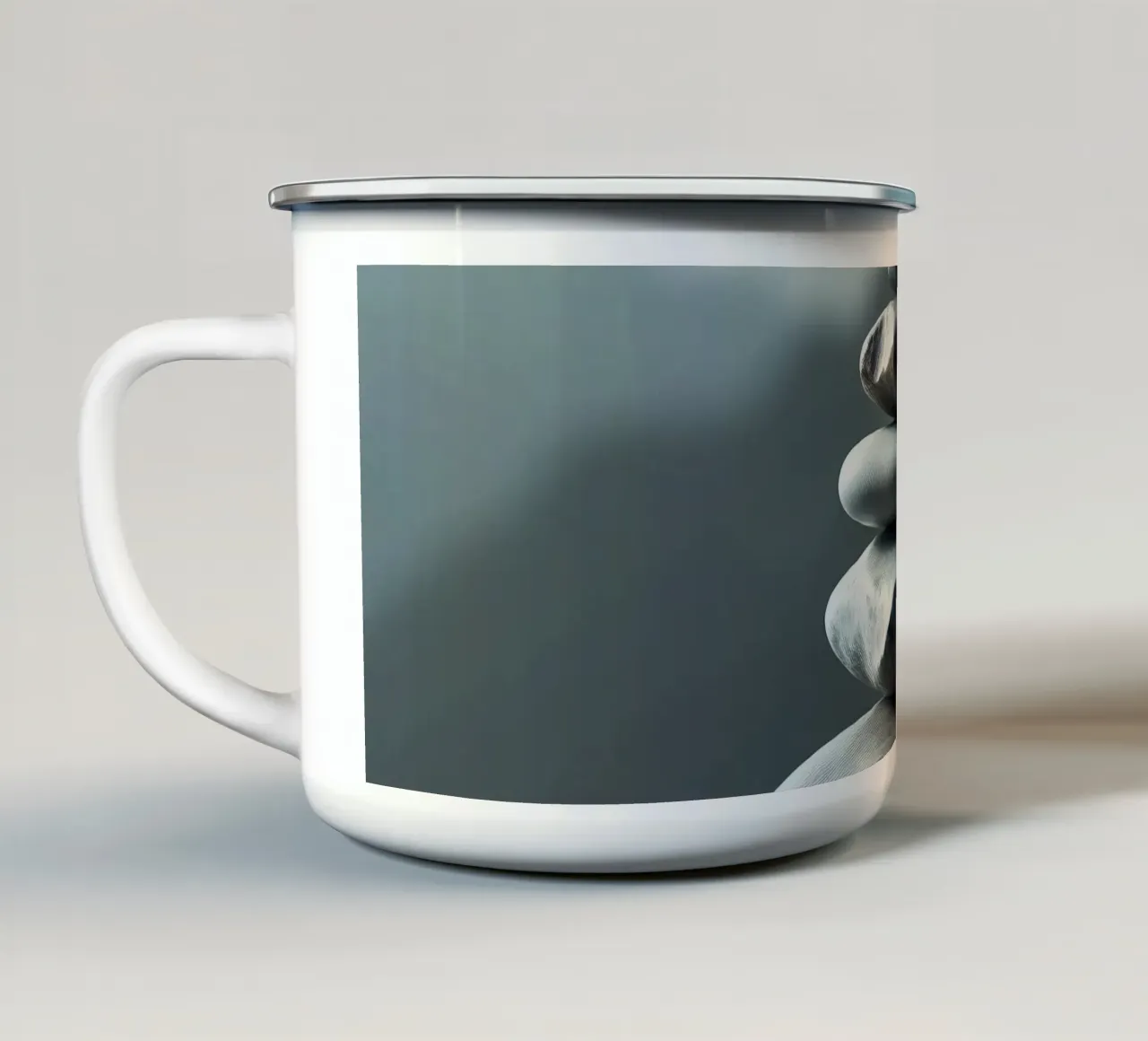 Una tranquilla pila di pietre lisce del fiume si bilancia perfettamente tazza in smalto da DesignDoodle