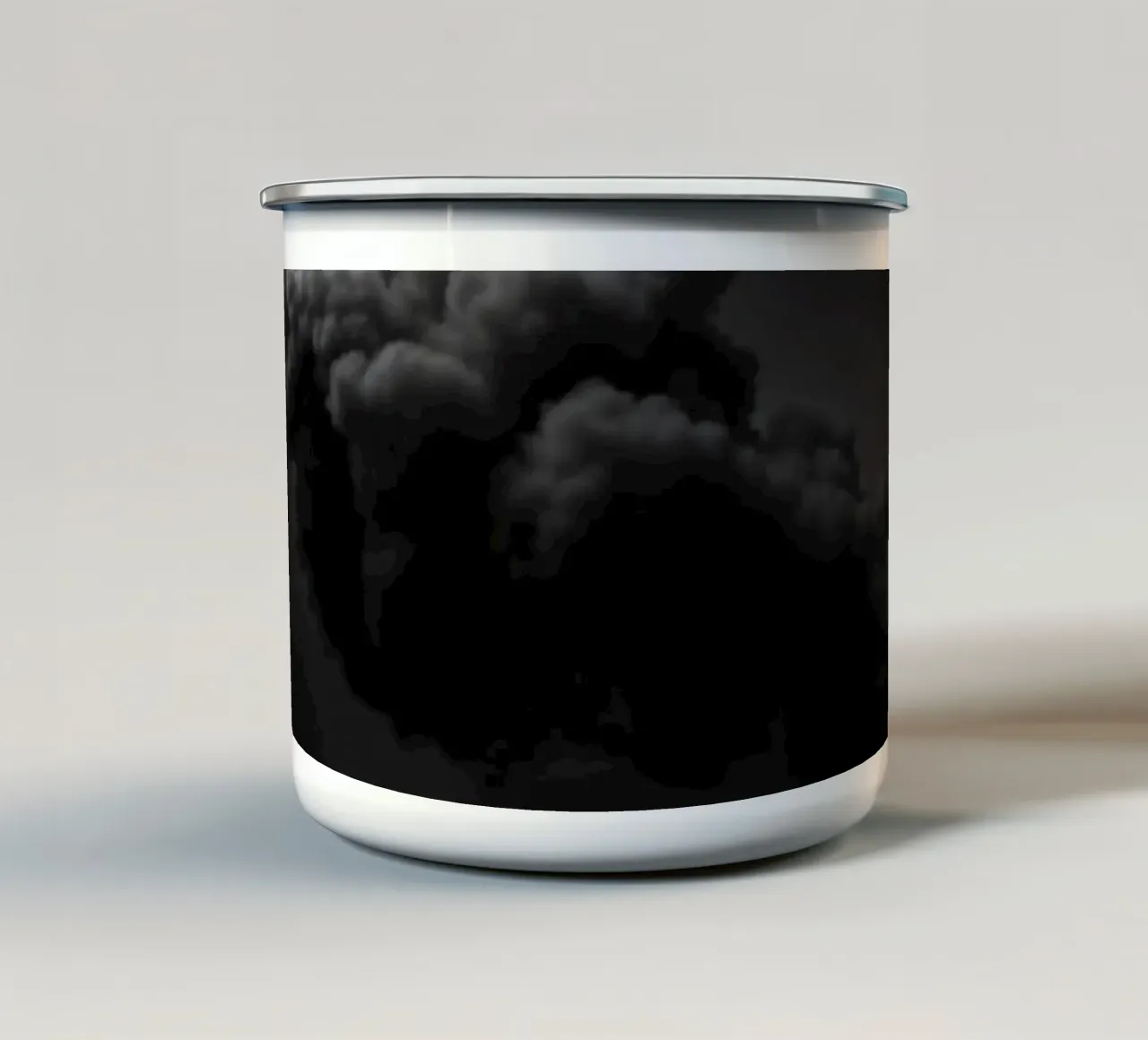 Formazione nuvolosa scura e vorticosa su uno sfondo tenue tazza in smalto da DesignDoodle