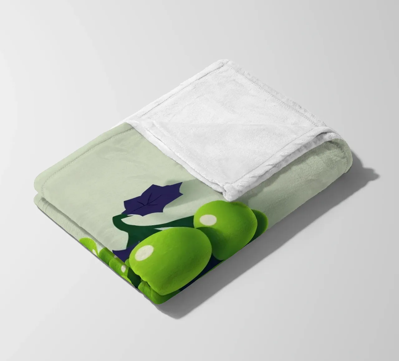 Een tros groene druiven werpt zachte schaduwen fleecedeken van DesignDoodle