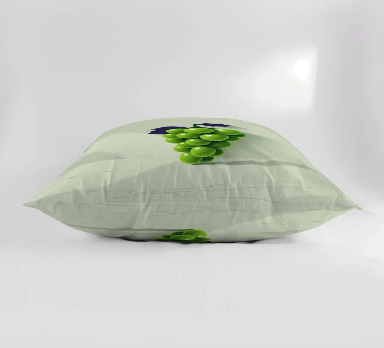 Un grappolo d'uva verde proietta ombre morbide cuscino da DesignDoodle