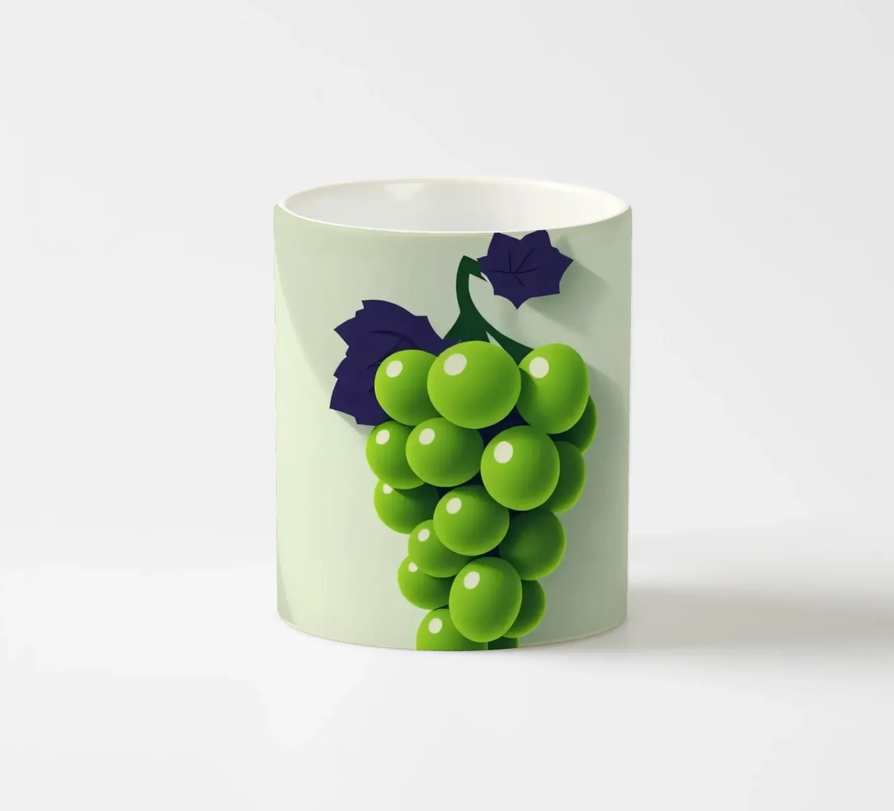 Eine Traube grüner Weintrauben wirft weiche Schatten Keramik Tasse von DesignDoodle