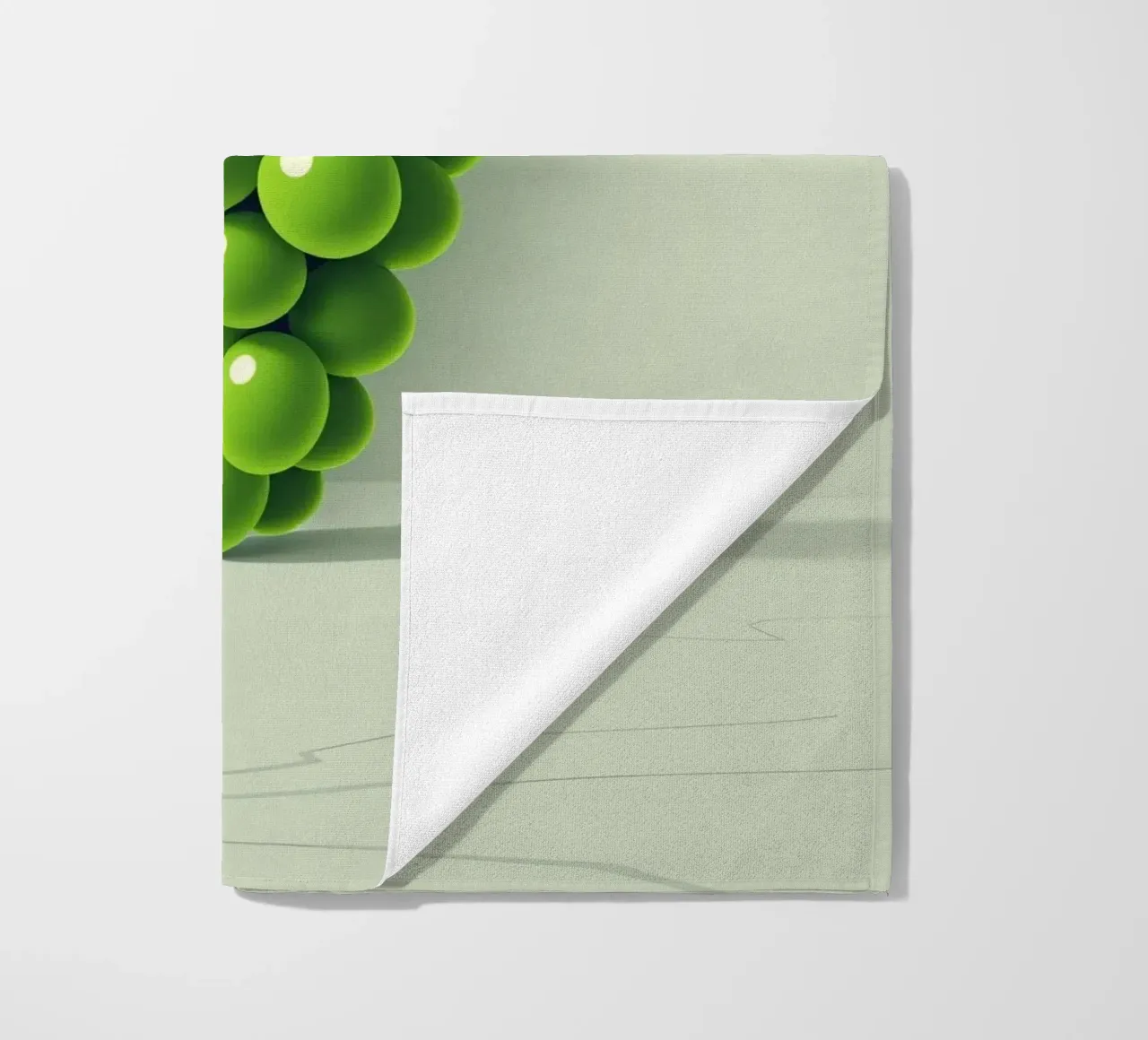 Eine Traube grüner Weintrauben wirft weiche Schatten Strandtuch von DesignDoodle