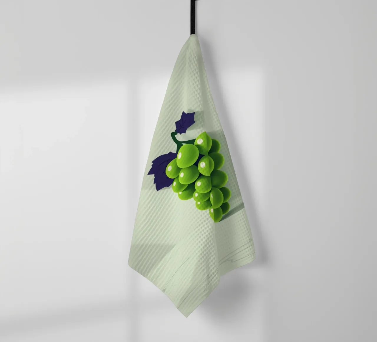 Eine Traube grüner Weintrauben wirft weiche Schatten Geschirrtuch von DesignDoodle