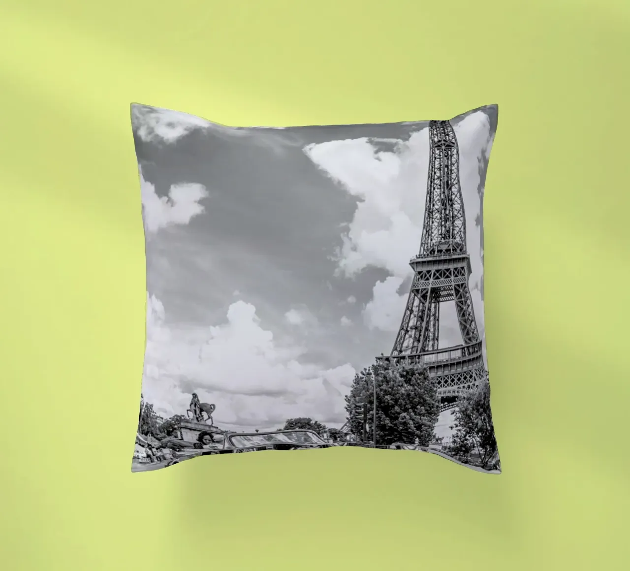 Vintage Car & Eiffel cuscino da Magdalena Martin Photography