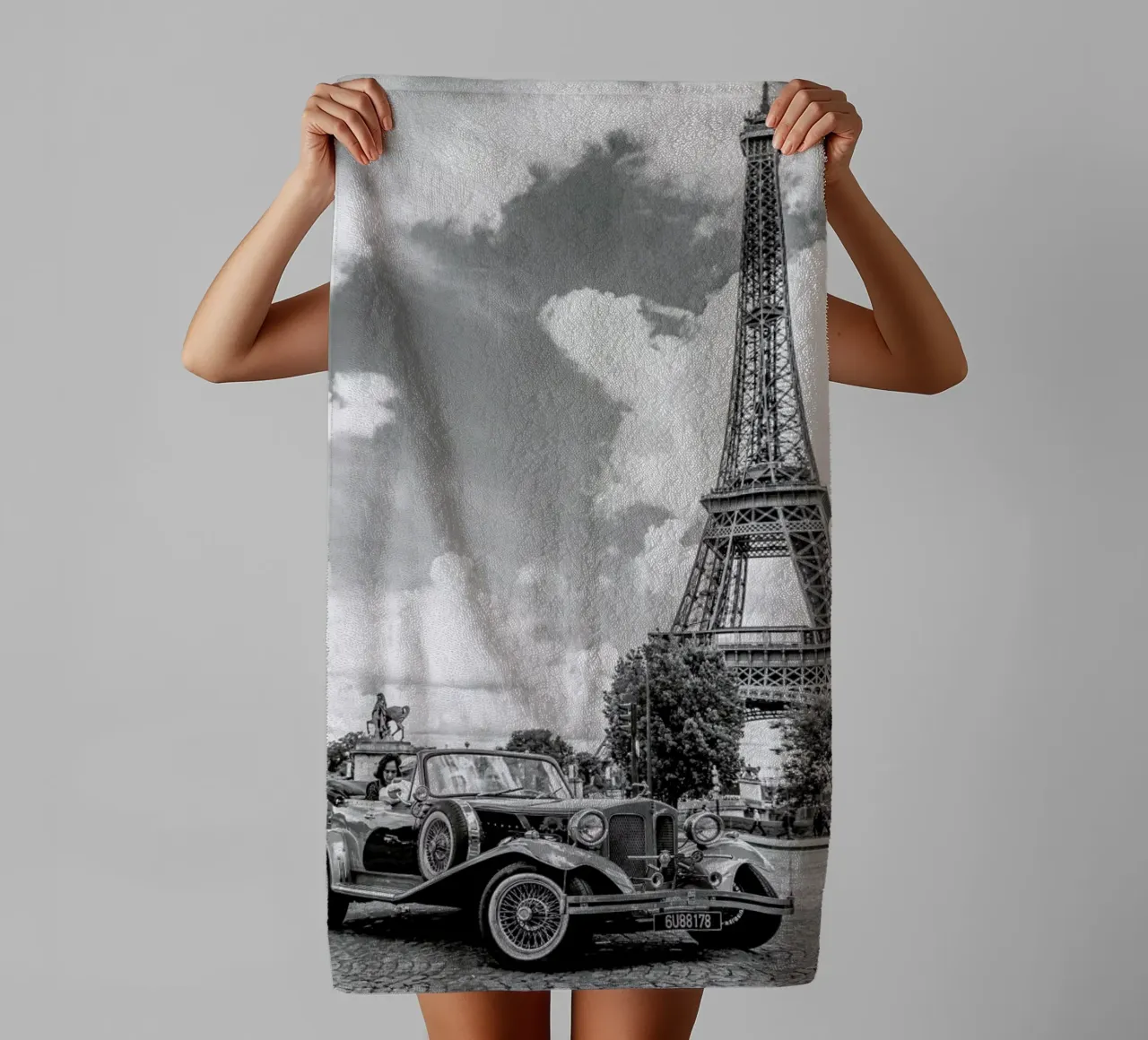 Vintage Car & Eiffel asciugamano da bagno da Magdalena Martin Photography