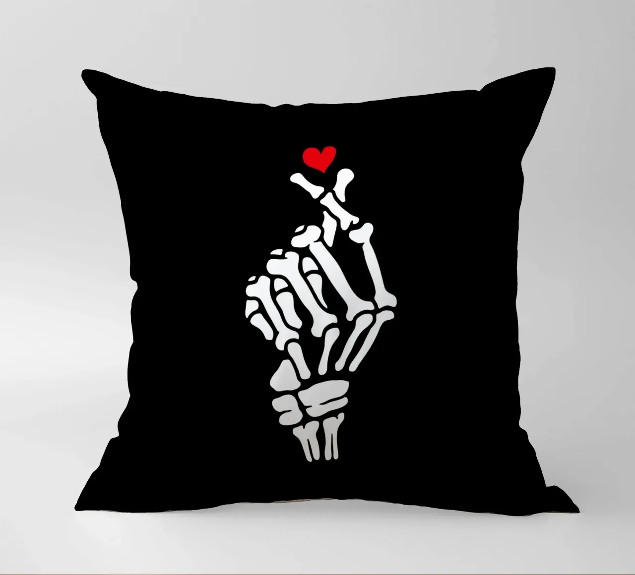 Scheletro cuore mano cuscino da Tobe Fonseca