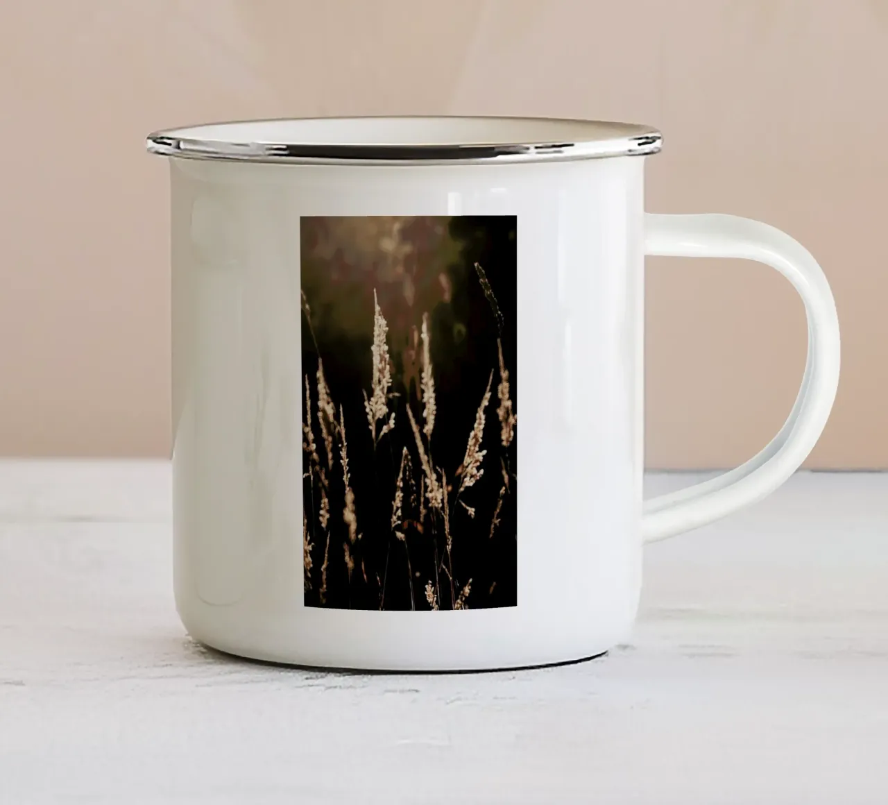 Golden Light 2 tazza in smalto da Ingrid Beddoes