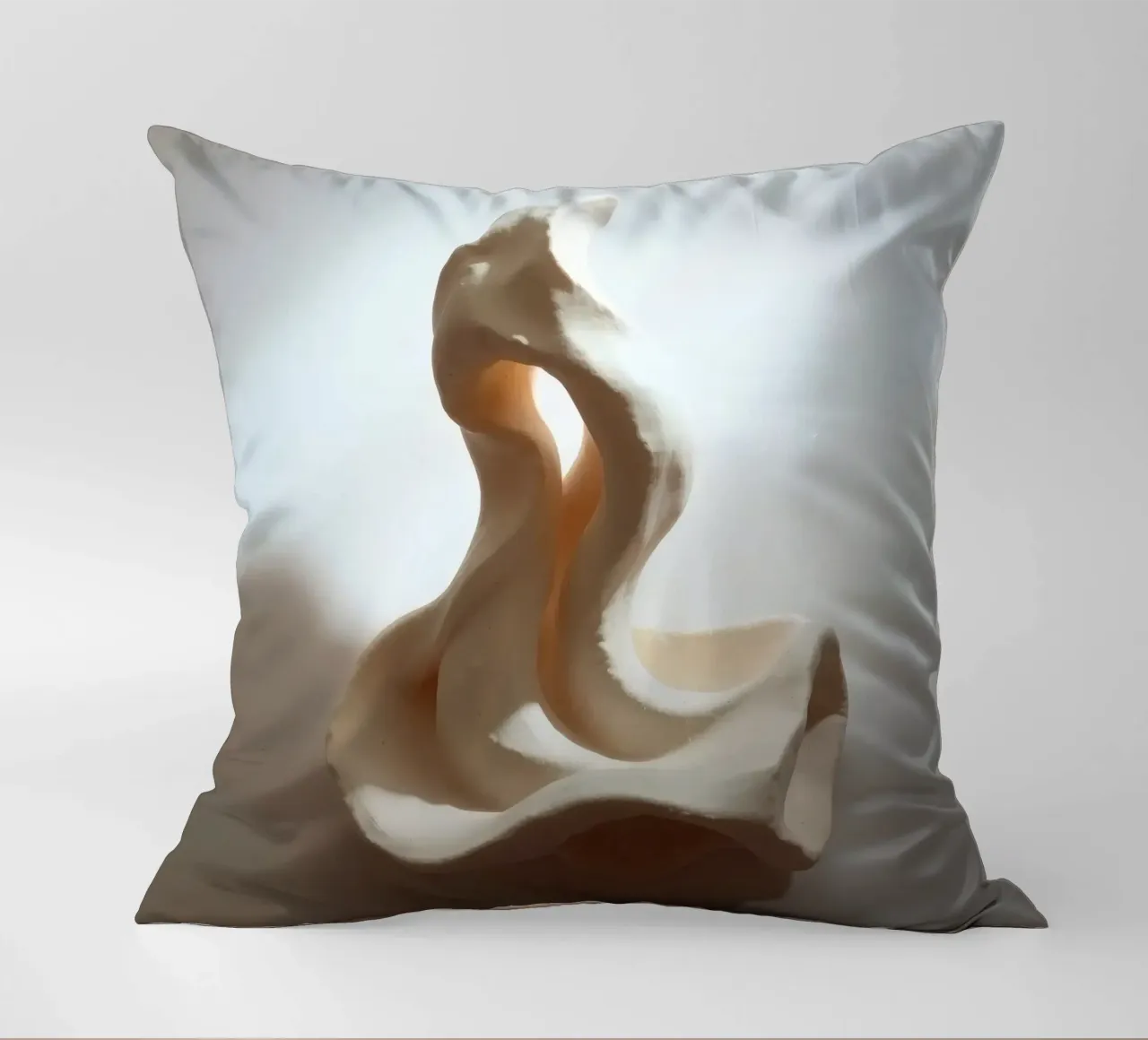 Elegante pezzo scultoreo bianco che mostra forme fluide cuscino da DesignDoodle