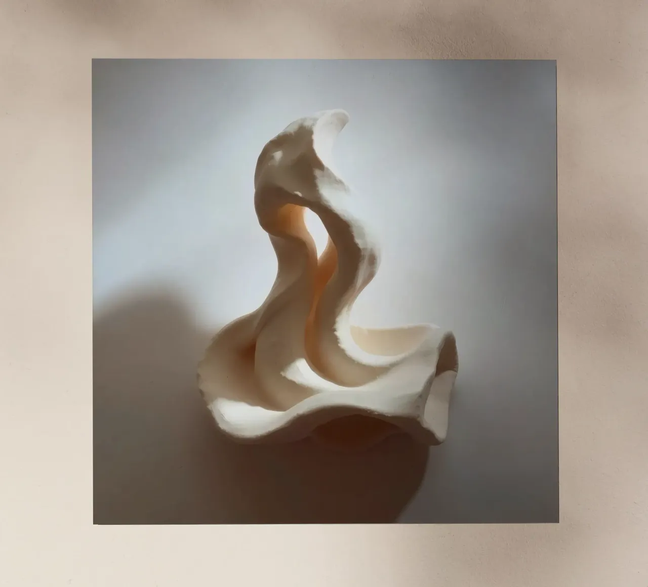 Elegante pezzo scultoreo bianco che mostra forme fluide pellicola backlit da DesignDoodle