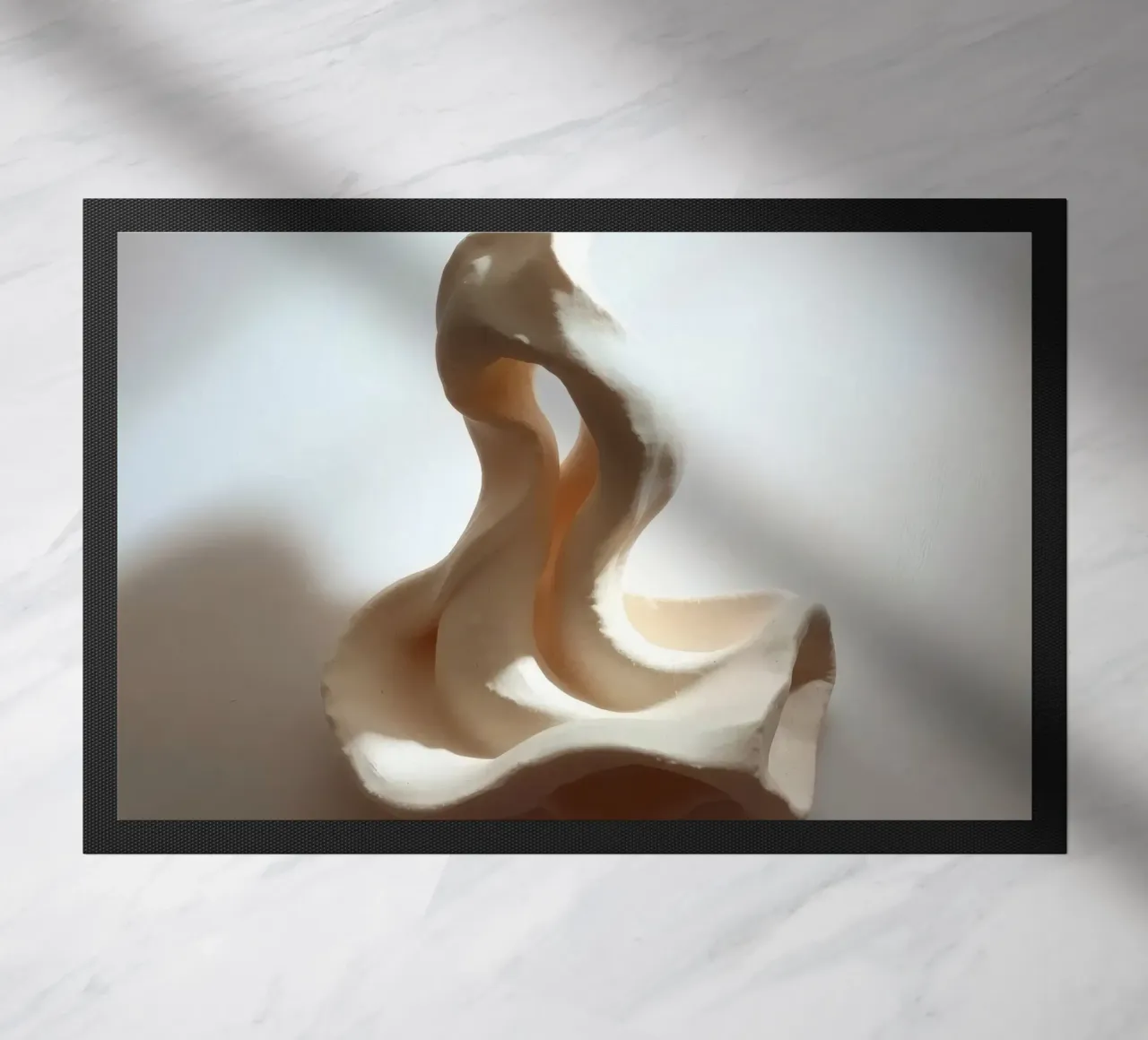 Elegante pezzo scultoreo bianco che mostra forme fluide zerbino da DesignDoodle