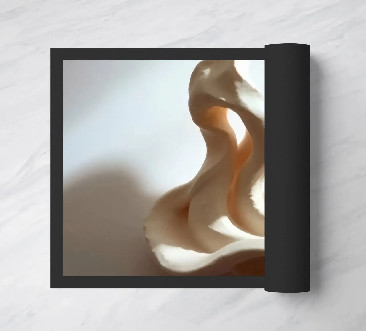 Elegante pezzo scultoreo bianco che mostra forme fluide zerbino da DesignDoodle
