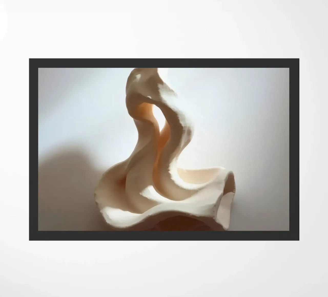 Elegante pezzo scultoreo bianco che mostra forme fluide zerbino da DesignDoodle