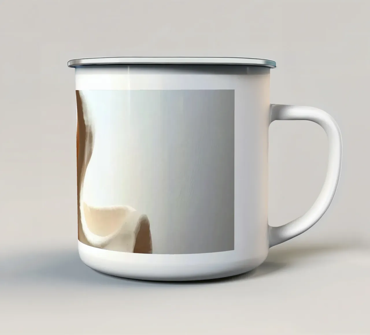 Elegante pezzo scultoreo bianco che mostra forme fluide tazza in smalto da DesignDoodle
