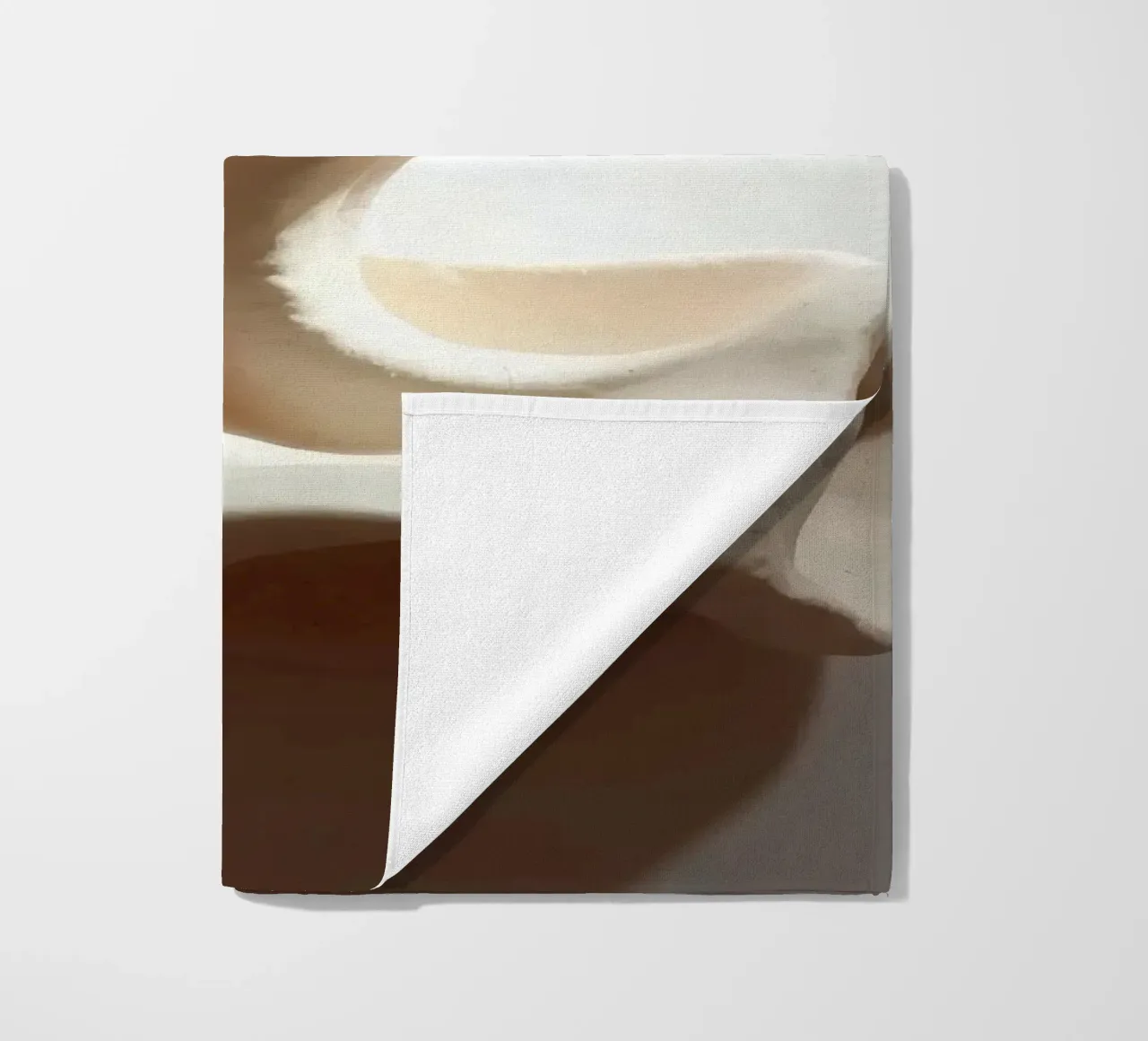 Elegante pezzo scultoreo bianco che mostra forme fluide telo mare da DesignDoodle