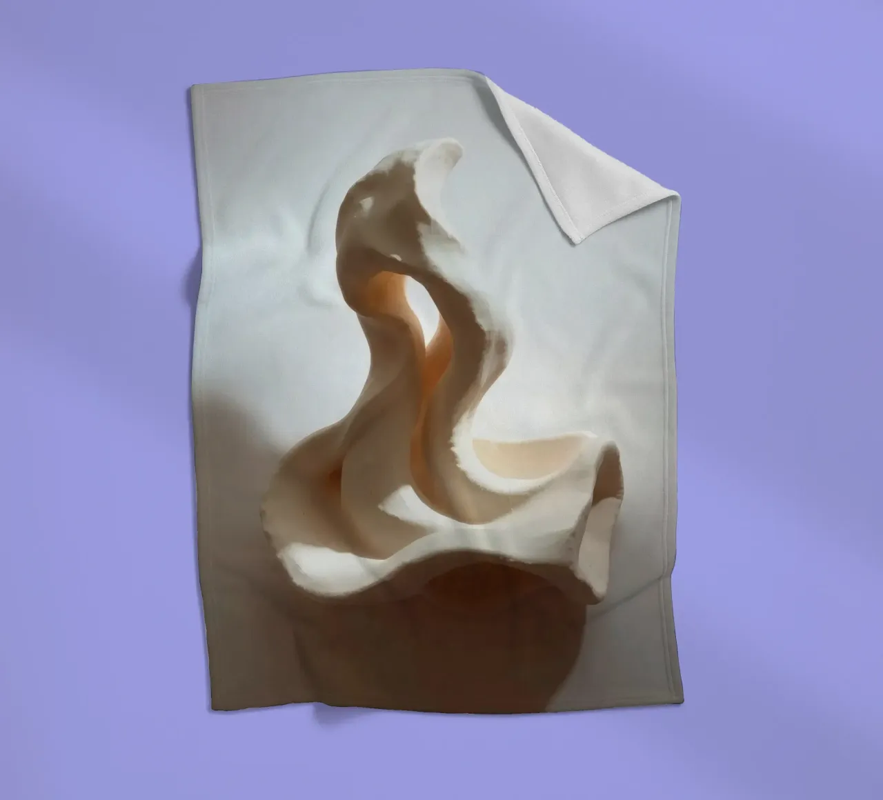Elegante pezzo scultoreo bianco che mostra forme fluide coperta in pile da DesignDoodle