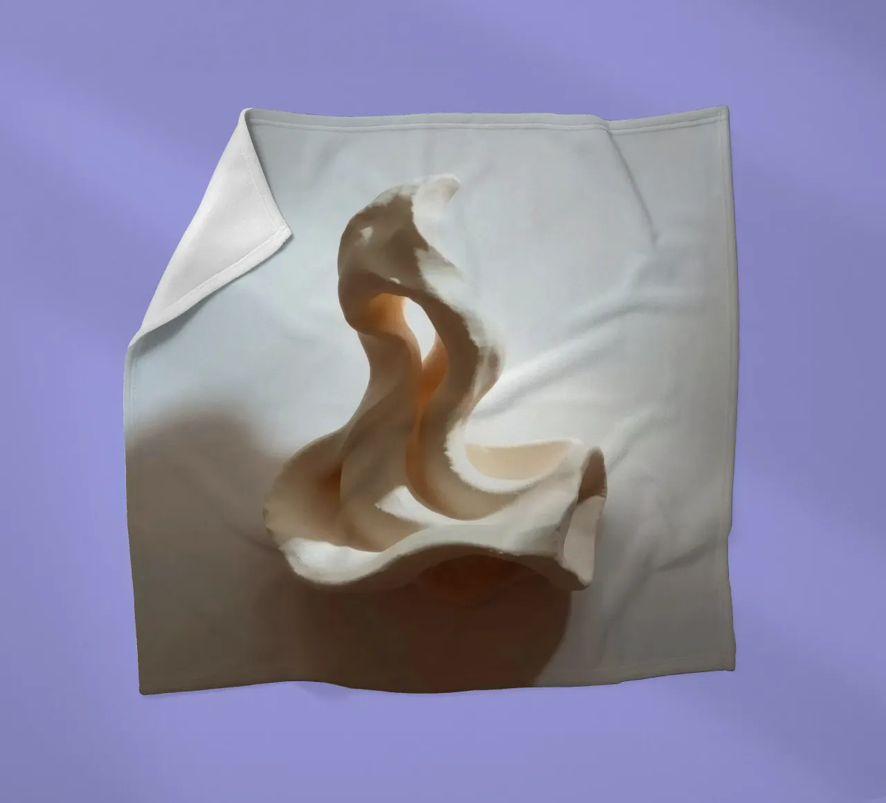 Elegante pezzo scultoreo bianco che mostra forme fluide coperta in pile da DesignDoodle