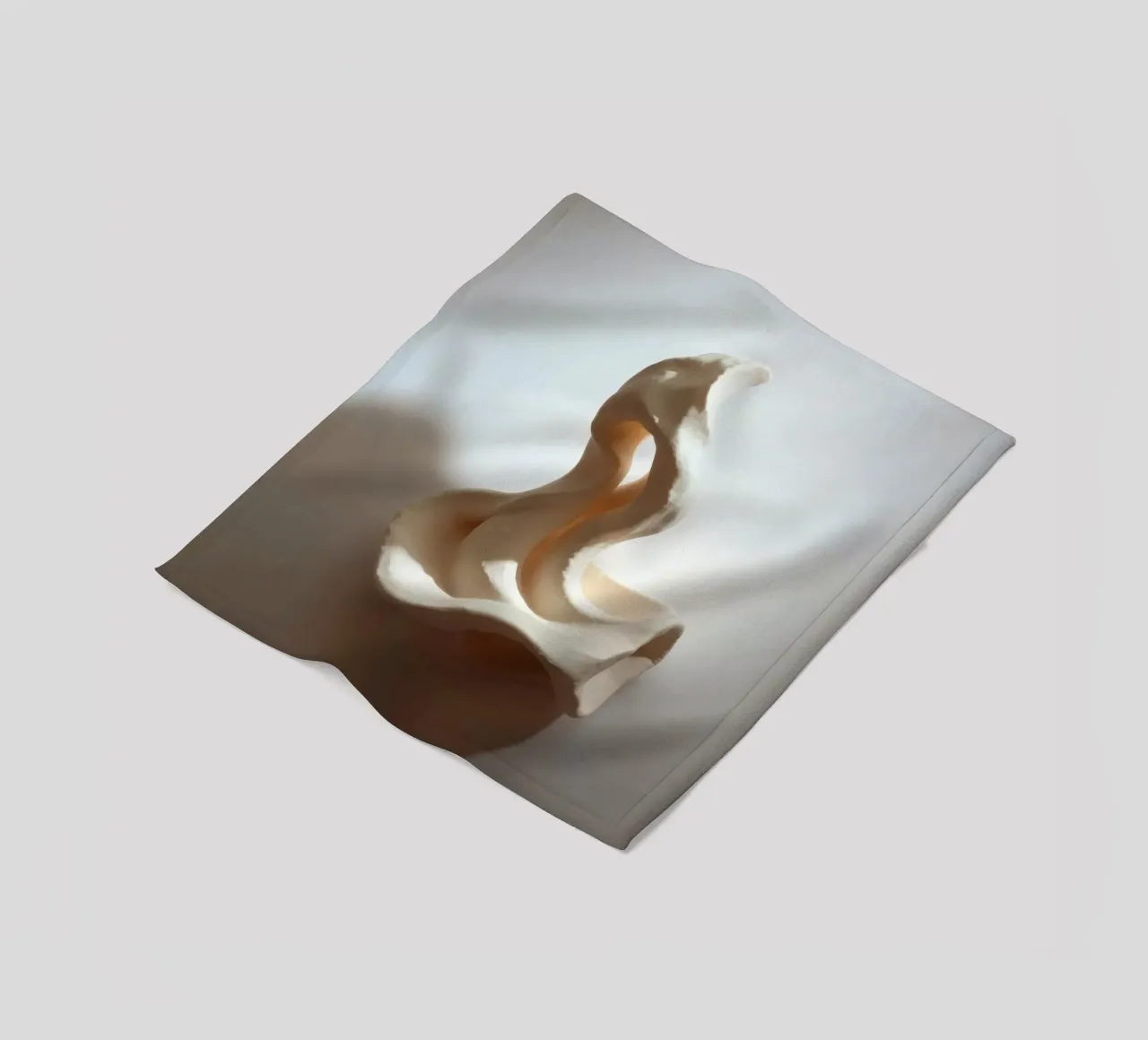 Elegante pezzo scultoreo bianco che mostra forme fluide coperta in pile da DesignDoodle