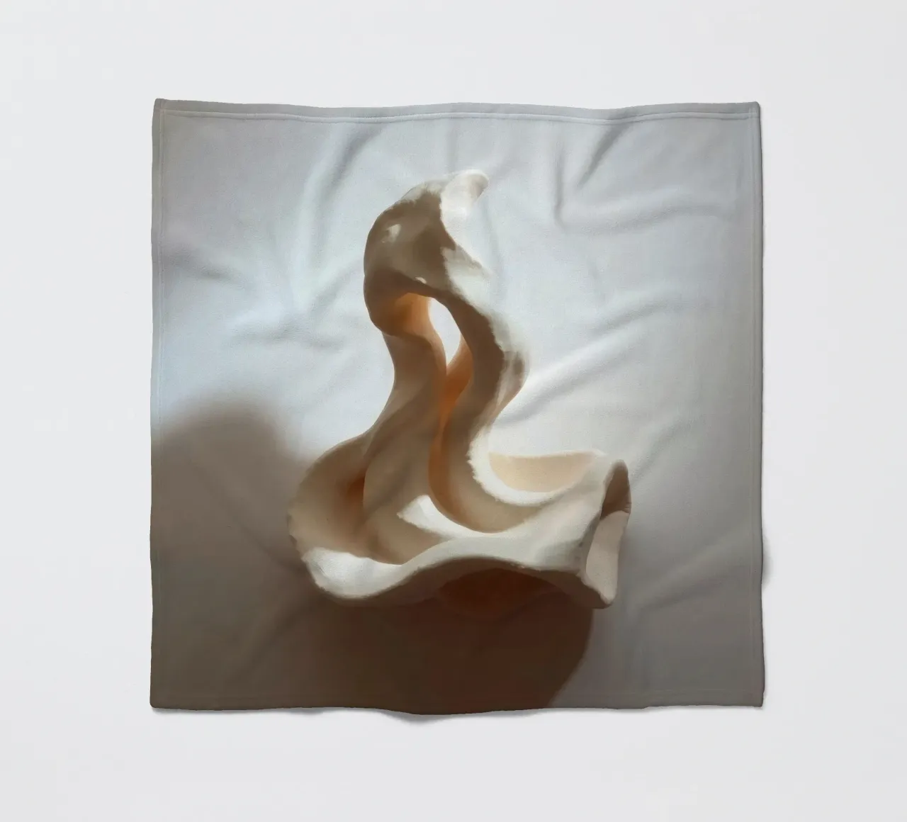 Elegante pezzo scultoreo bianco che mostra forme fluide coperta in pile da DesignDoodle
