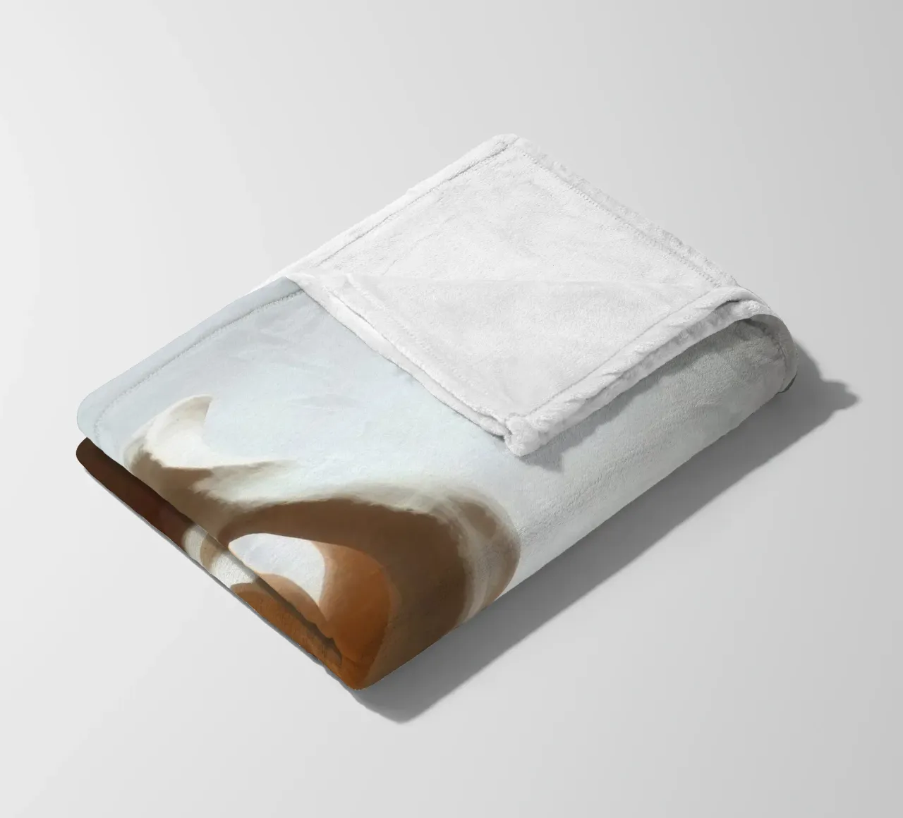 Elegante pezzo scultoreo bianco che mostra forme fluide coperta in pile da DesignDoodle