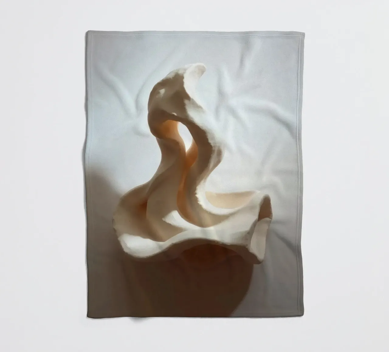 Elegante pezzo scultoreo bianco che mostra forme fluide coperta in pile da DesignDoodle
