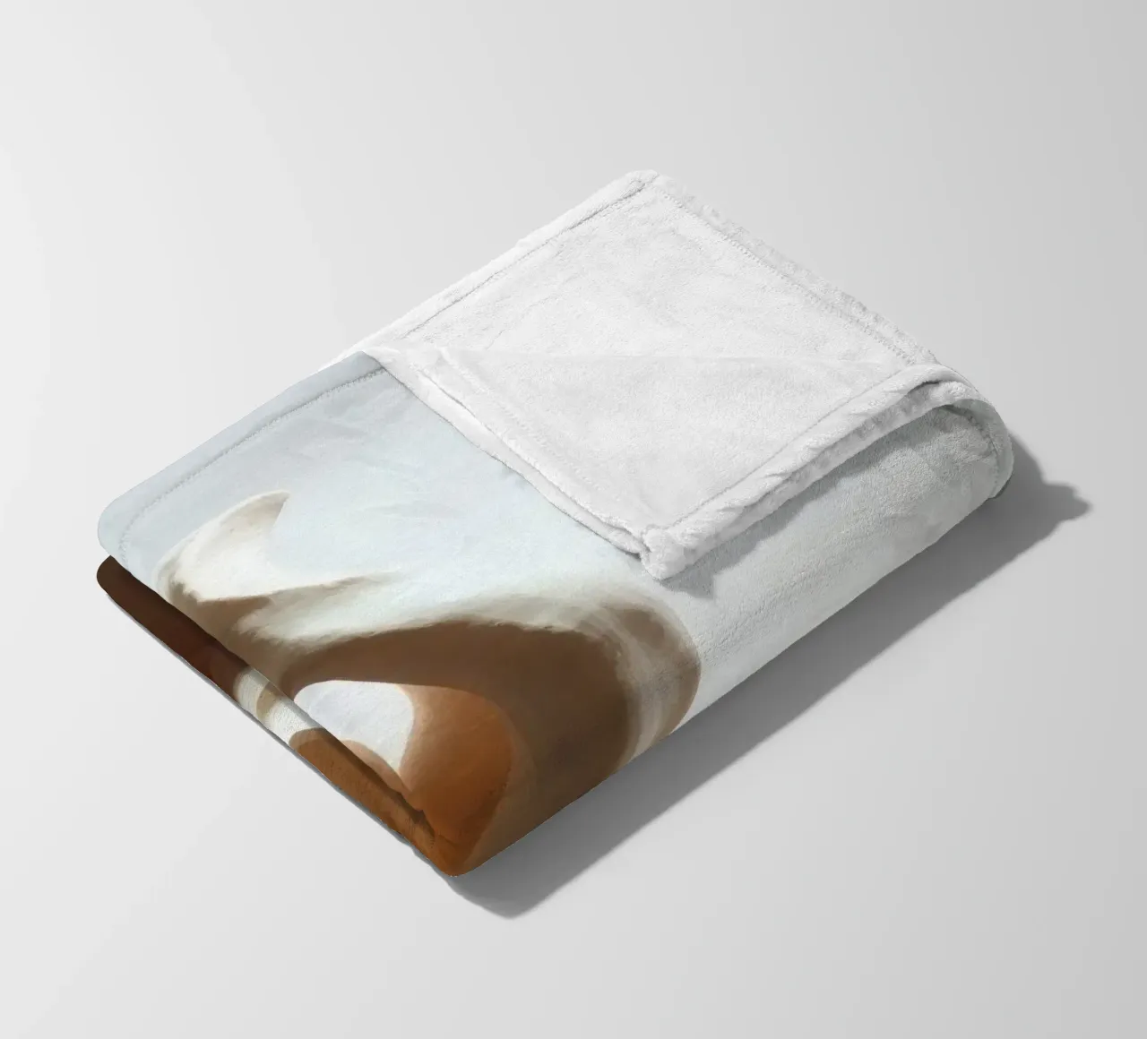 Elegante pezzo scultoreo bianco che mostra forme fluide coperta in pile da DesignDoodle
