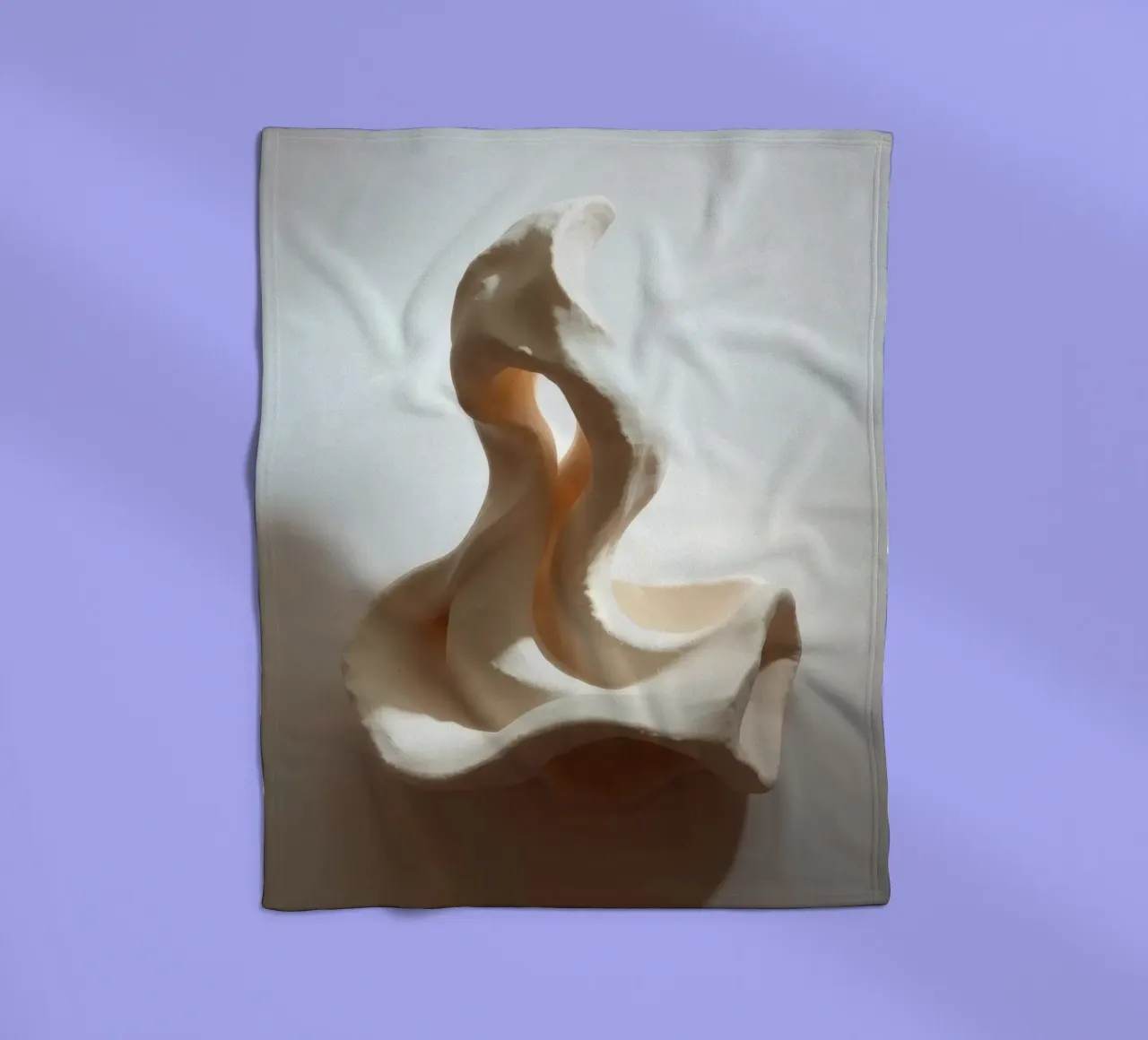 Elegante pezzo scultoreo bianco che mostra forme fluide coperta in pile da DesignDoodle