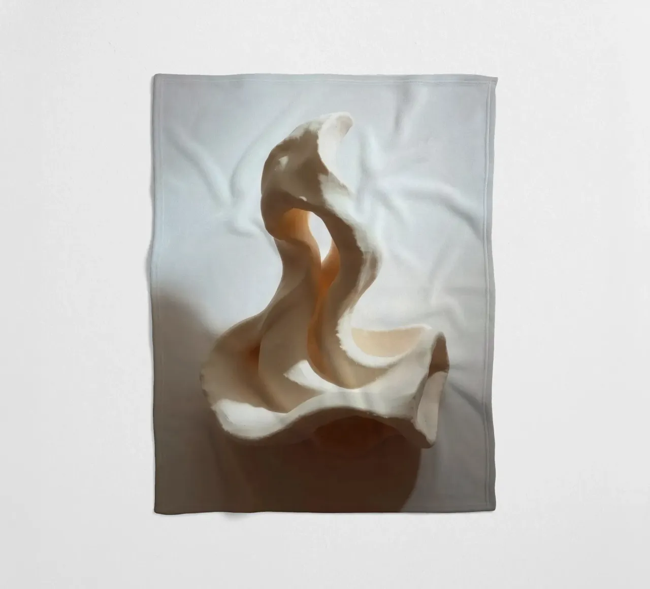Elegante pezzo scultoreo bianco che mostra forme fluide coperta in pile da DesignDoodle