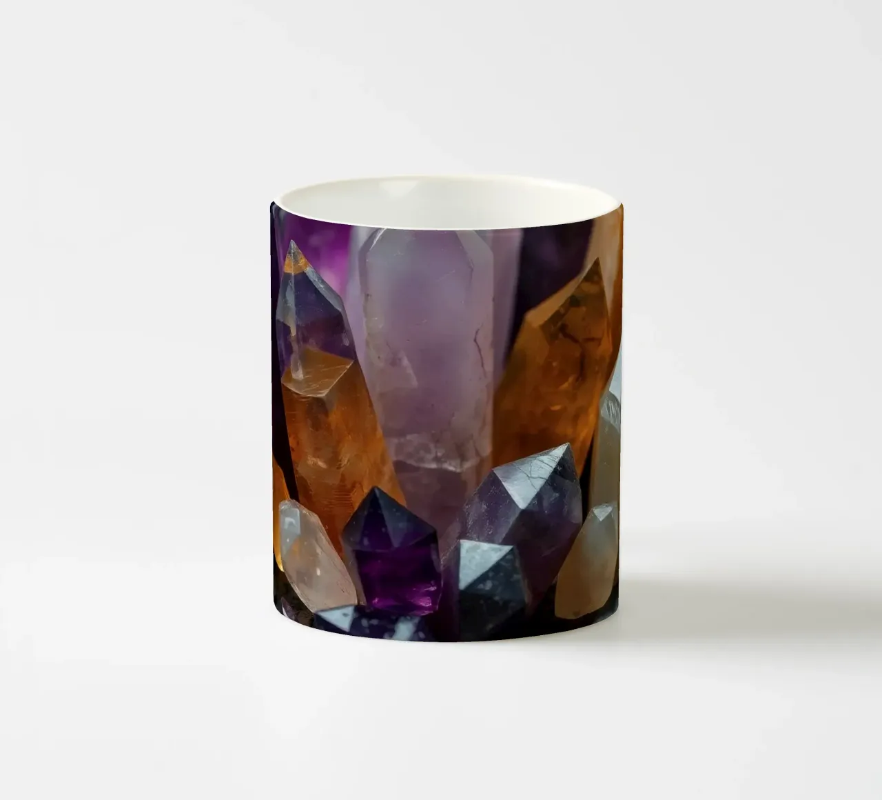 Cristalli colorati su una base di pietra nera tazza in ceramica da DesignDoodle