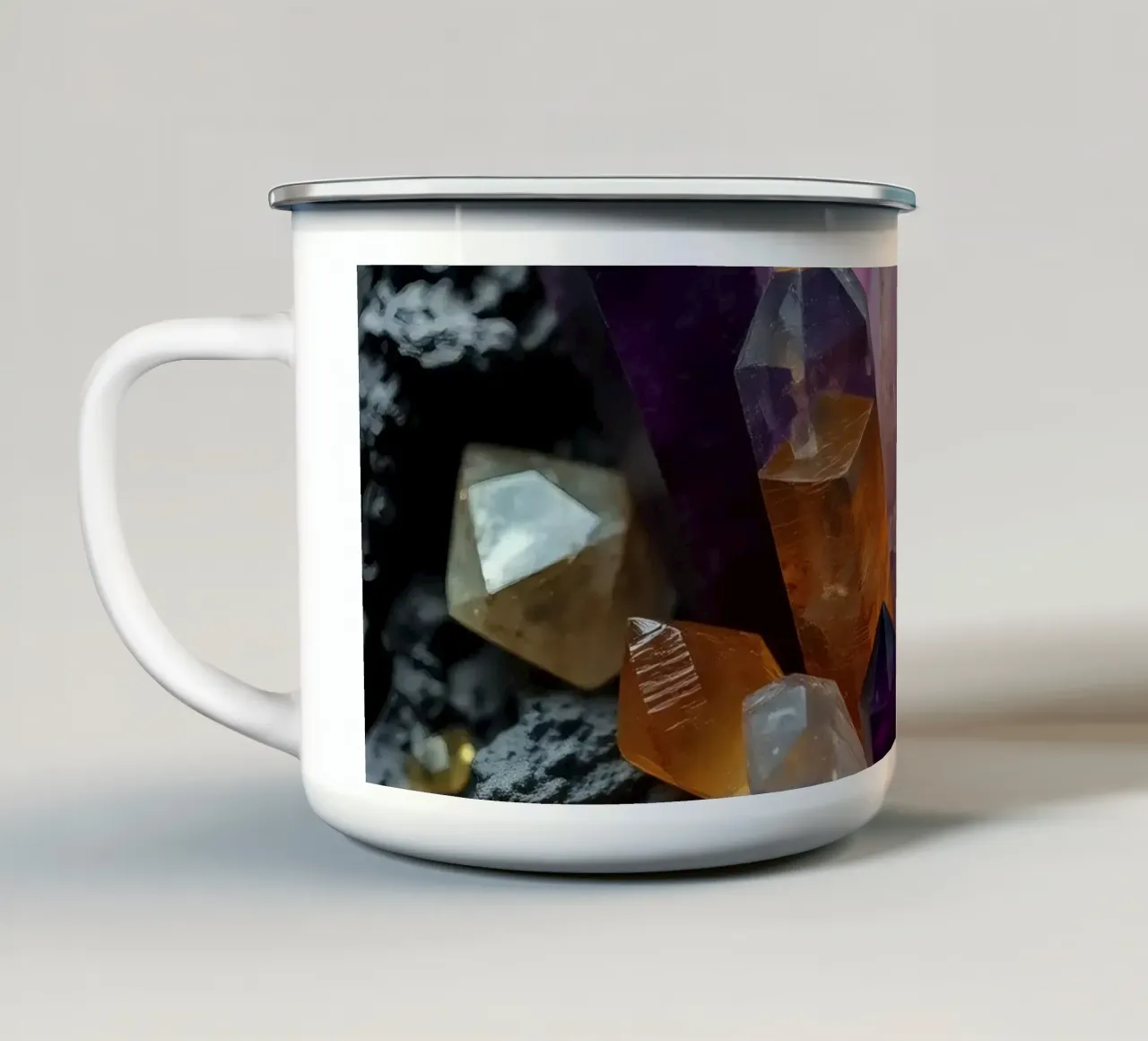 Cristalli colorati su una base di pietra nera tazza in smalto da DesignDoodle