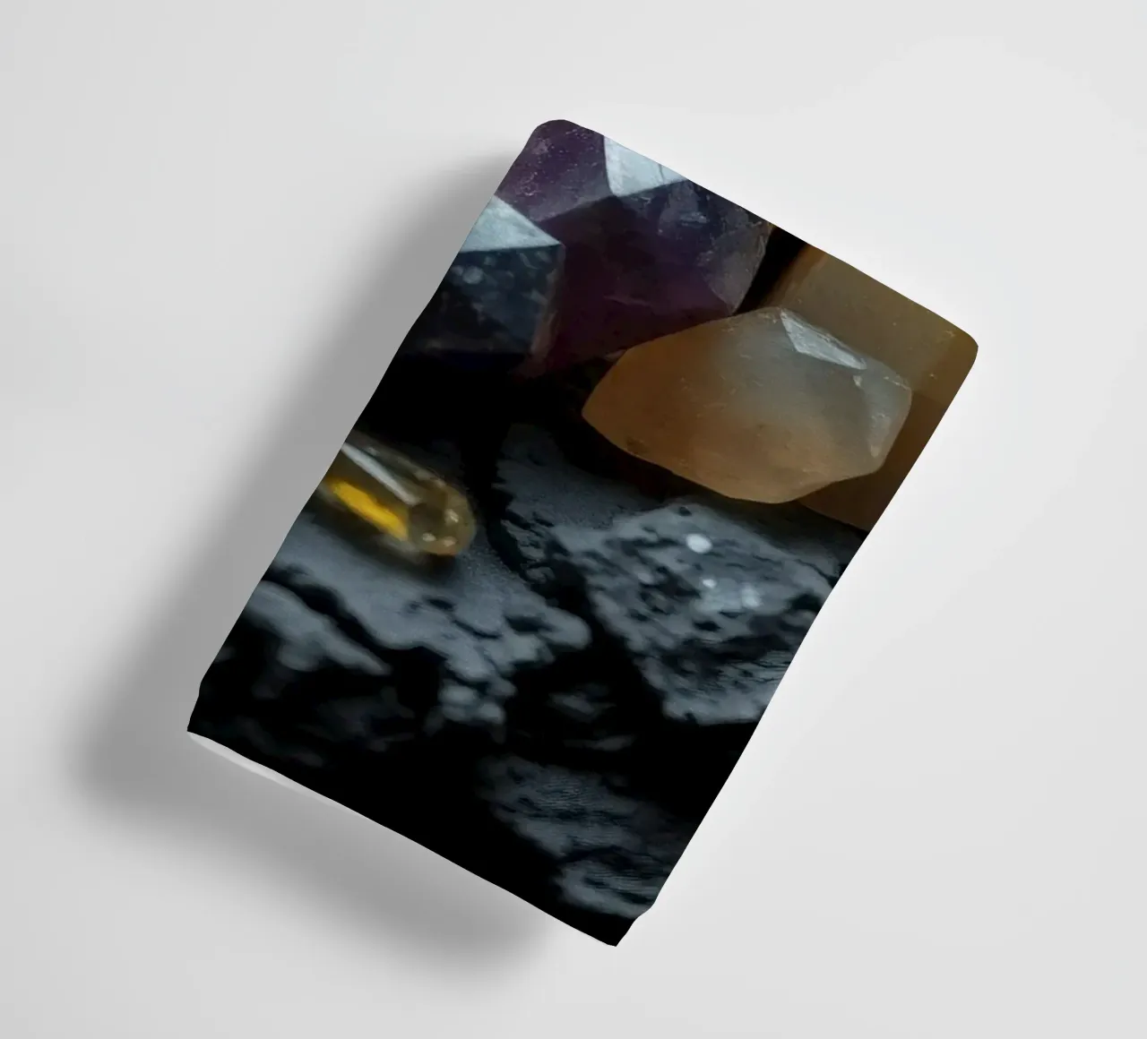 Cristalli colorati su una base di pietra nera asciugamano da bagno da DesignDoodle