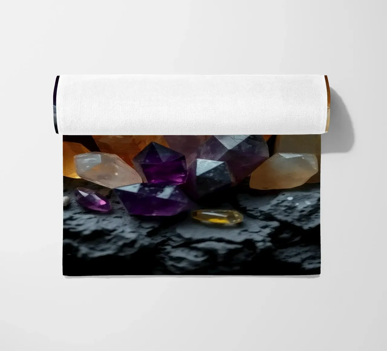 Cristalli colorati su una base di pietra nera telo mare da DesignDoodle