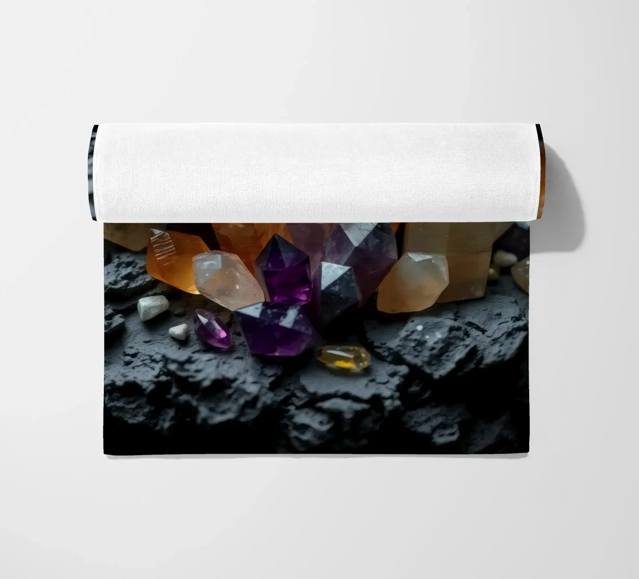 Cristalli colorati su una base di pietra nera telo mare da DesignDoodle