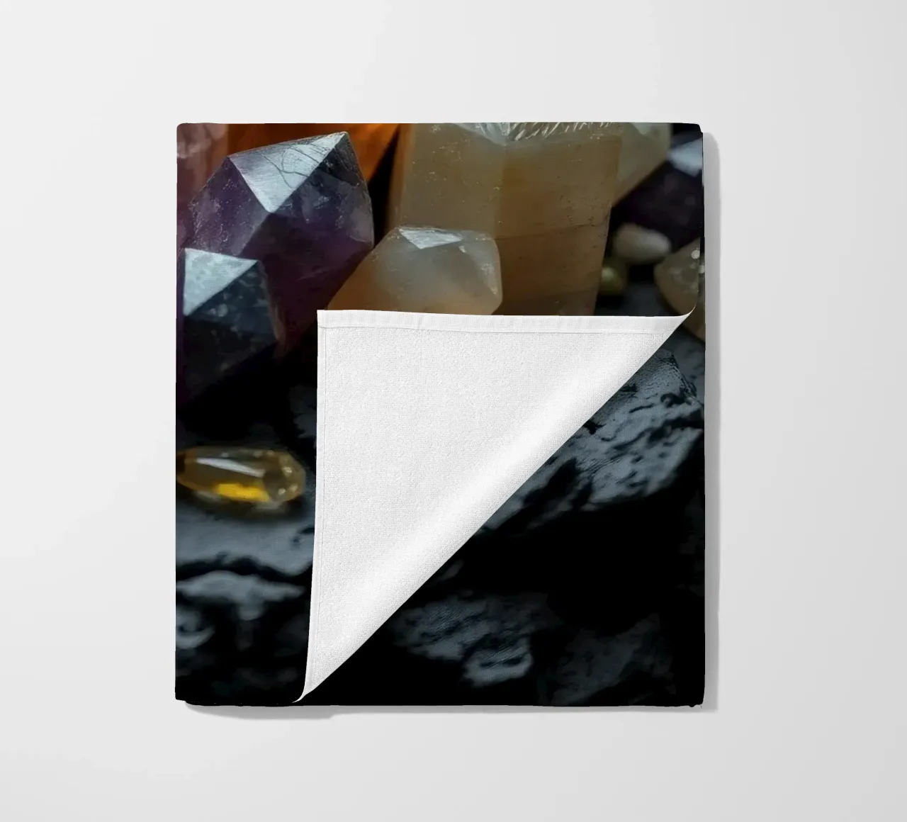 Cristalli colorati su una base di pietra nera telo mare da DesignDoodle