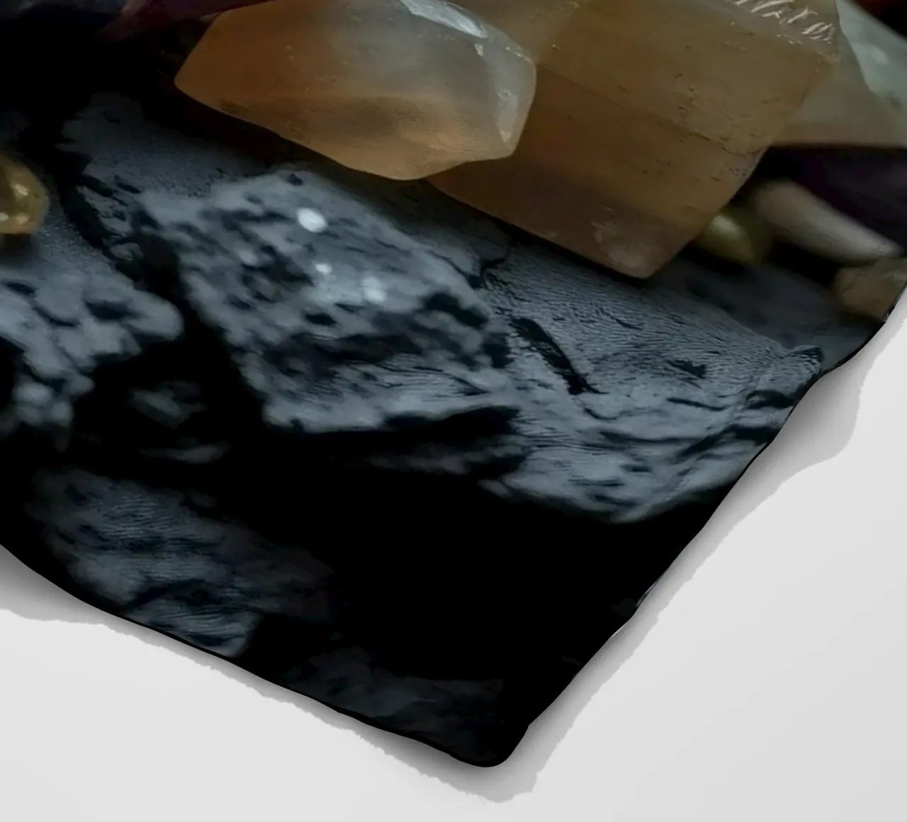 Cristalli colorati su una base di pietra nera coperta in pile da DesignDoodle