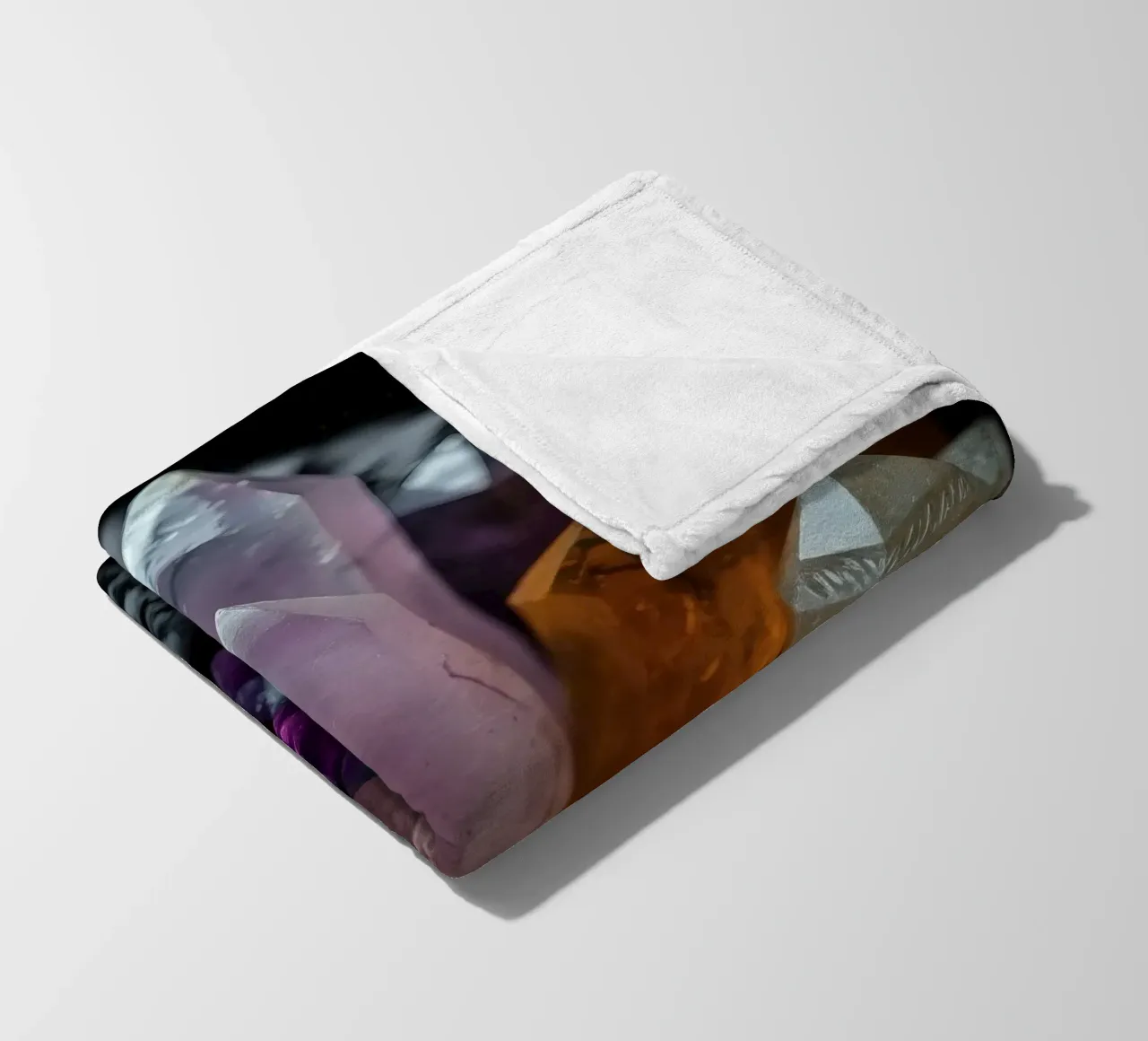 Cristalli colorati su una base di pietra nera coperta in pile da DesignDoodle