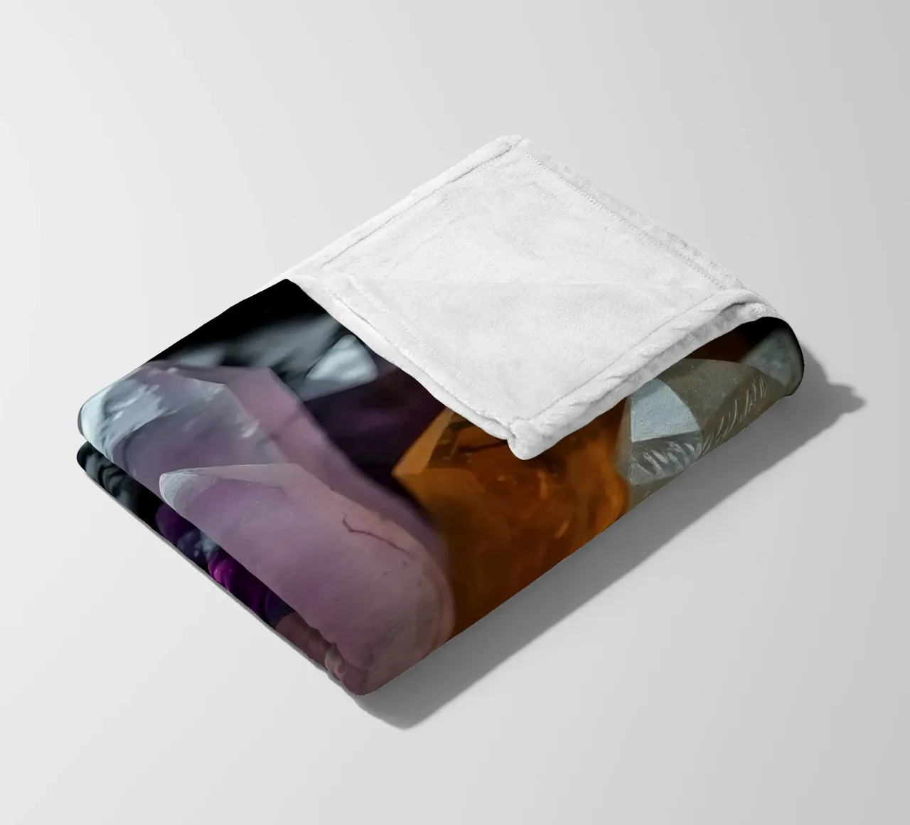 Cristalli colorati su una base di pietra nera coperta in pile da DesignDoodle